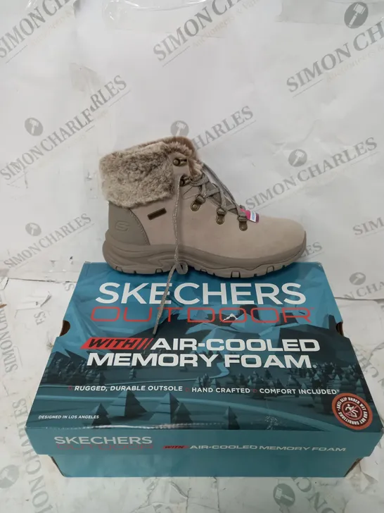 BOXED PAIR OF SKECHERS TREGO LACE UP FAUX FUR CUFF WATERPROOF BOOT TAUPE - SIZE 6