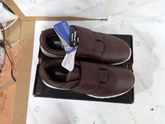 BOXED PAIR OF GOLA BROWN/OFFWHITE AMAOOS OSCAR WIDE FIT SHOES - UK 9