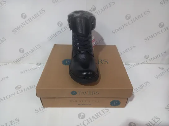 BOXED PAIR OF PAVERS LEATHER ANKLE BOOTS IN BLACK W. QUILTED EFFECT SIZE 4