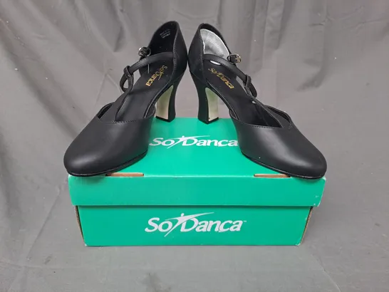 BOXED PAIR OF SO DANCA CLOSED TOE HEELED SHOES IN BLACK UK SIZE 4