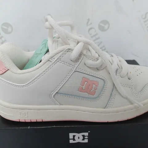 BOXED PAIR OF DC MANTECA 4 WOMES SHOES IN WHITE/PINK - SIZE UK 3.5