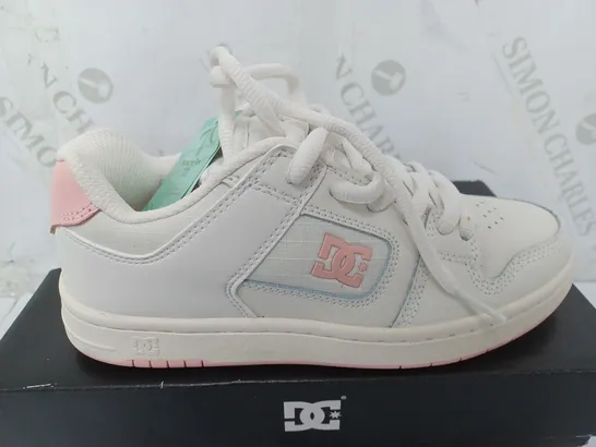 BOXED PAIR OF DC MANTECA 4 WOMES SHOES IN WHITE/PINK - SIZE UK 3.5