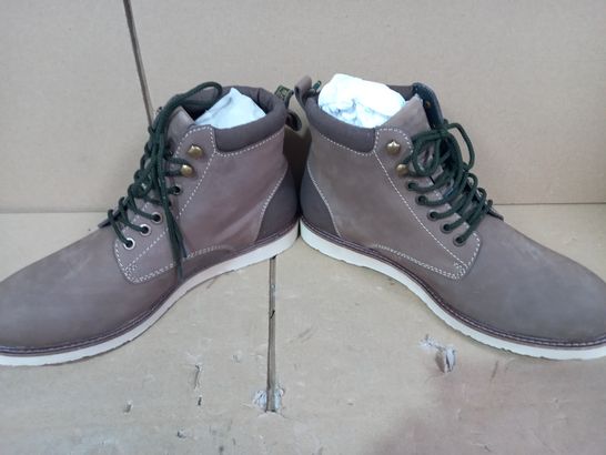 BOXED PAIR OF BARBOUR FAUX SUEDE BOOTS IN BROWN UK SIZE 8