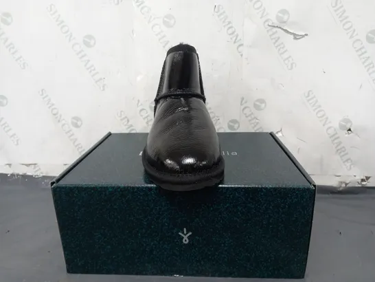 BOXED PAIR OF EMU AUSTRALIA SHOES IN GLOSSY BLACK SIZE 6