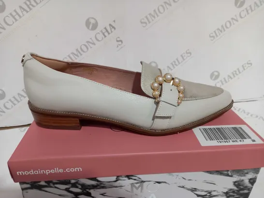 MODA IN PELLE EMBERLY white SUEDE - UK SIZE 7