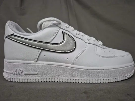 BOXED PAIR OF NIKE WOMEN'S AIR FORCE 1 '07 ESS SHOES IN WHITE/METALLIC SILVER UK SIZE 8.5