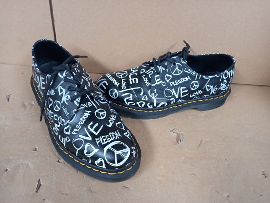 BOXED PAIR OF DESIGNER SHOES IN THE STYLE OF DR. MARTENS IN BLACK/WHITE UK SIZE 8