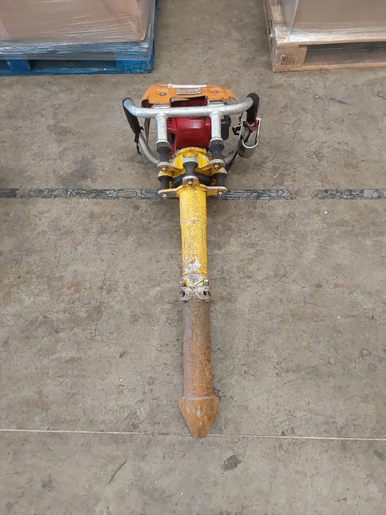 ROBEL 62.05 2 STROKE VERTICAL TAMPER - RAILWAY MAINTENANCE TOOL