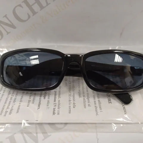 BOX OF APPROX 10 PAIRS OF POLICE 1334 SUNGLASSES 