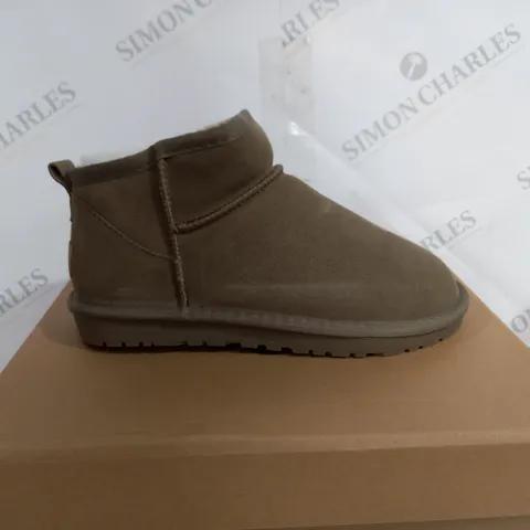 BOXED UGG SHEEPSKIN BOOT - SIZE 6 