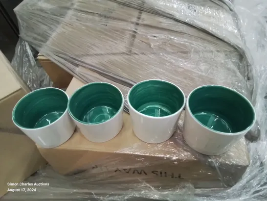 PALLET CONTAINING LARGE AMOUNT OF TILTED SIDE POTS/RAMEKINS (GREEN AND WHITE)