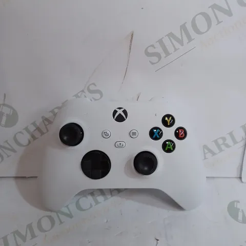 XBOX ONE CONTROLLER IN WHITE