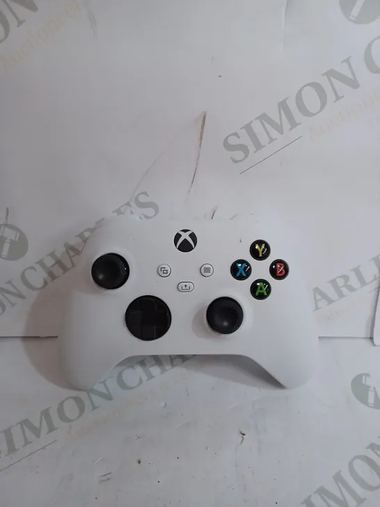 XBOX ONE CONTROLLER IN WHITE