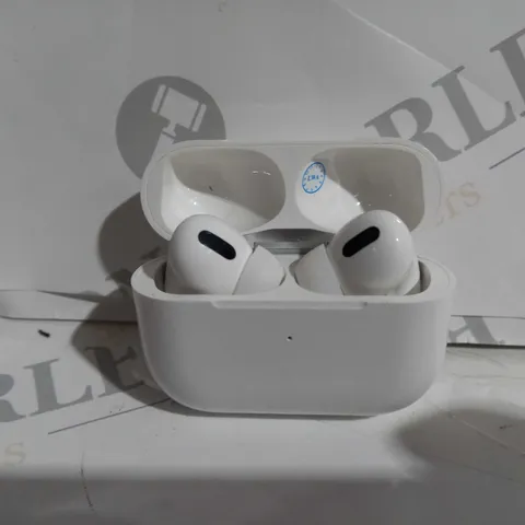 TRUE WIRELESS EARBUDS IN WHITE