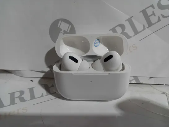 TRUE WIRELESS EARBUDS IN WHITE