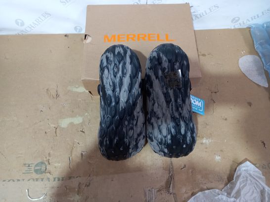 BOXED PAIR OF MERRELL SANDALS SIZE 6