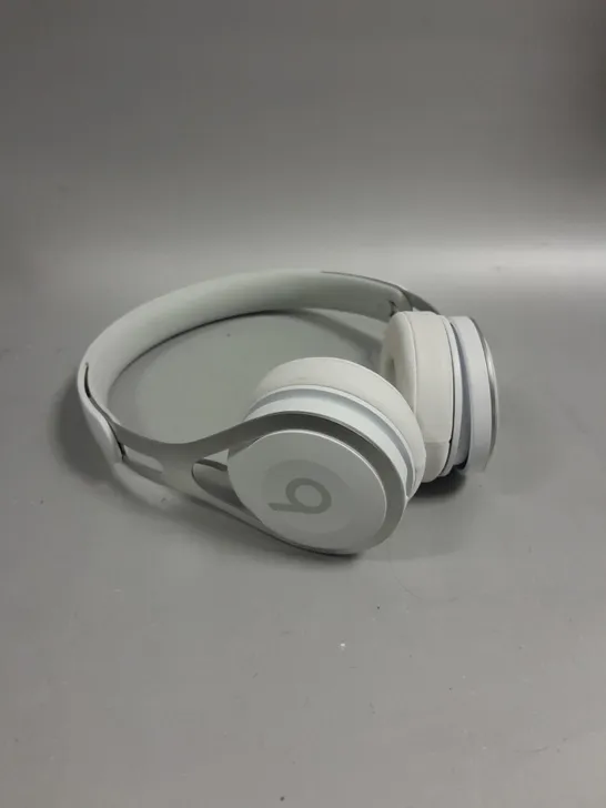 BEATS HEADPHONES IN WHITE - MODEL UNSPECIFIED 