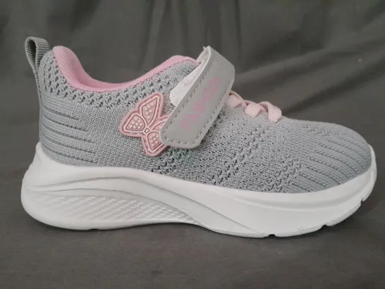 BOXED PAIR OF DESIGNER KIDS SHOES IN GREY/PINK EU SIZE 27