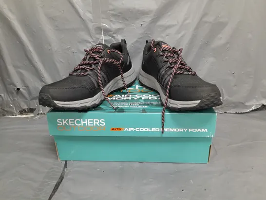 BOXED PAIR OF SKECHERS OUTDOOR MEMORY FOAM TRAINERS IN NAVY SIZE 7