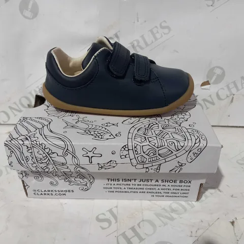 BOXED PAIR OF CLARKS ROAMER CRAFT T CHILDREN'S SHOES IN NAVY UK SIZE 5.5