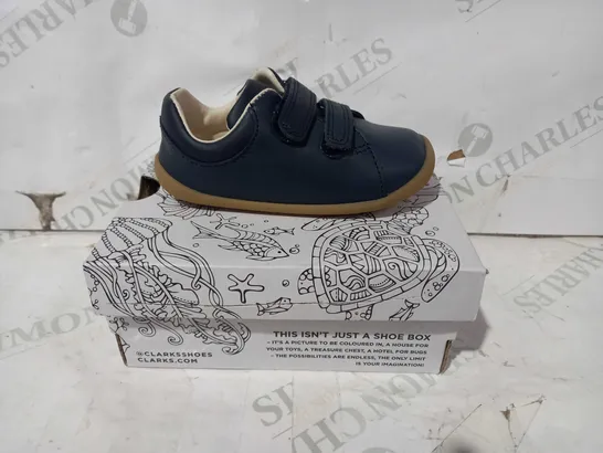 BOXED PAIR OF CLARKS ROAMER CRAFT T CHILDREN'S SHOES IN NAVY UK SIZE 5.5