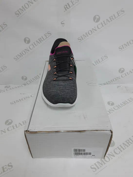 BOXED PAIR OF SKETCHERS SUMMIT SLIP ON TRAINER BLACK SIZE 4.5