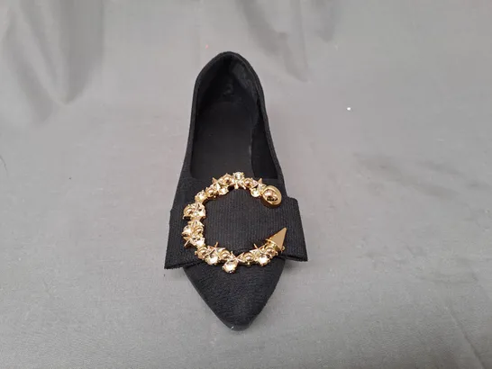 BOXED PAIR OF DESIGNER SLIP-ON SHOES IN BLACK W. GOLD EFFECT DETAIL EU SIZE 39