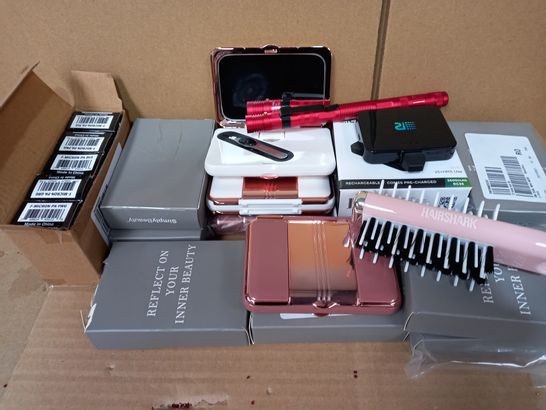 BOX OF APPROX. 20 X  ASSORTED ITEMS TO INCLUDE DUAL MIRROR FROM SIMPLYBEAUTY, BEN HOWELL 9-IN-1 TACTICAL PEN SET, HAIRSHARK 3 IN 1 RETRACTABLE BACKCOMBING BRUSH ETC. 