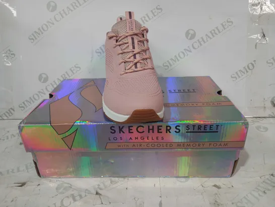 BOXED PAIR OF SKECHERS UNO2 TRAVEL LD23 MEMORY FOAM TRAINERS IN PINK UK SIZE 4