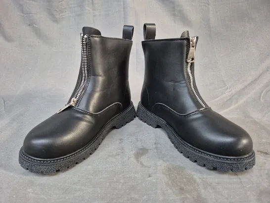 BOXED PAIR OF DESIGNER ANKLE BOOTS IN BLACK EU SIZE 34