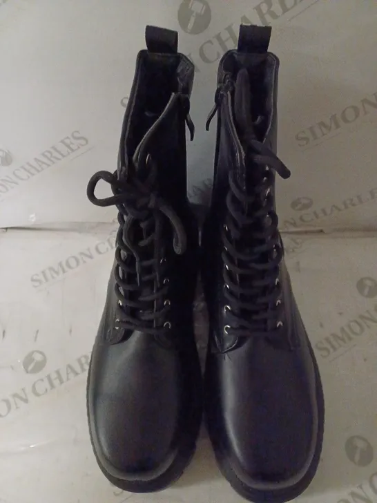 PAIR OF KOI WOMEN'S CHUNKY BOOTS BLACK SIZE 6