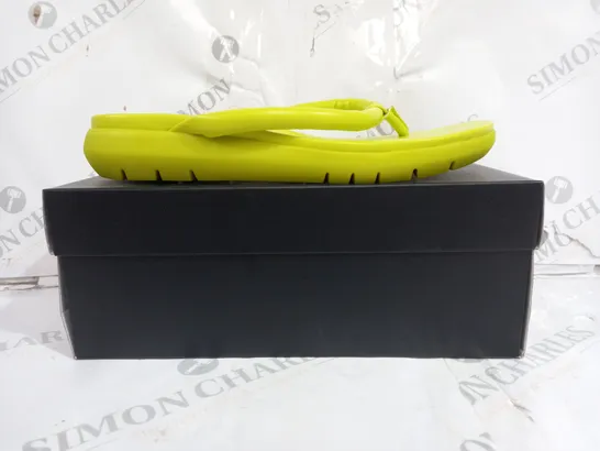 BOXED PAIR OF NATURALIZER SANDALS IN NEON YELLOW SIZE 6