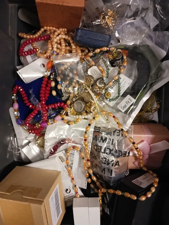 APPROXIAMTELY 30 ASSORTED BOXED & LOOSE JEWELLERY PRODUCTS TO INCLUDE RINGS, NECKLACES, EARRINGS ETC 