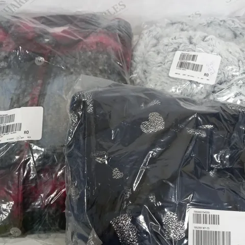 BOX OF ASSORTED CLOTHING ITEM TO INCLUDE JUMPERS - PJ SET AND SNOOD IN VARIOUS SIZES AND DESIGNS 