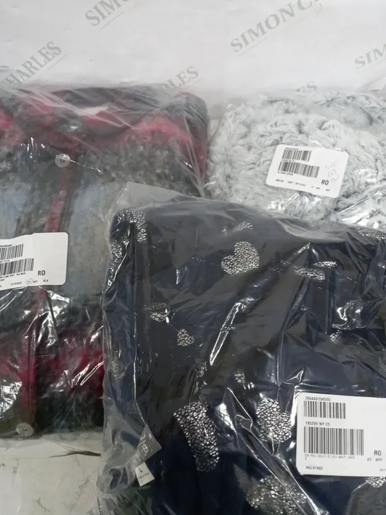 BOX OF ASSORTED CLOTHING ITEM TO INCLUDE JUMPERS - PJ SET AND SNOOD IN VARIOUS SIZES AND DESIGNS 