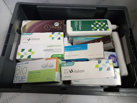 BOX OF APPROX 10 ITEMS INCLUDING BIOTRUE MULTI PURPOSE SOLUTION, BAUSCH&LOMB DAILY DISPOSABLE CONTACT LENS AND ACUVUE OASYS LENSES