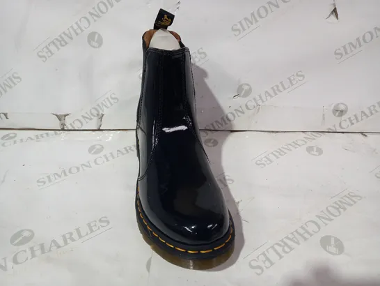 BOXED PAIR OF DR MARTENS BOOTS IN BLACK UK SIZE 7