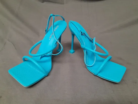 BOXED PAIR OF PUBLIC DESIRE OPEN TOE HEELED STRAPPY SANDALS IN BLUE SIZE 6