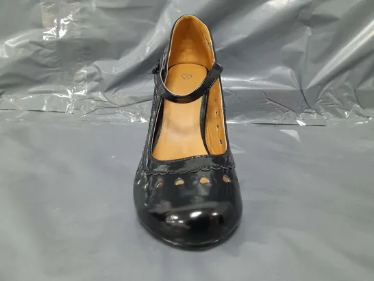 BOXED PAIR OF DESIGNER CLOSED TOE HEELED SHOES IN BLACK SIZE 7