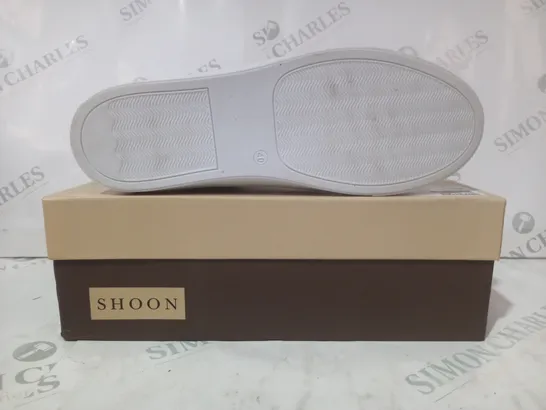 BOXED PAIR OF SHOON LACE UP TRAINERS IN WHITE/METALLIC GOLD SIZE 7