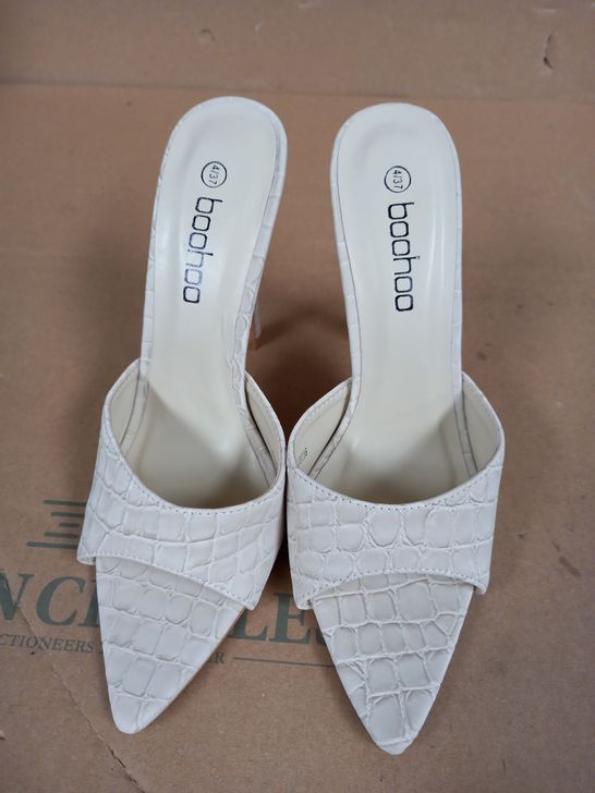 BOXED PAIR OF BOOHOO CROC POINTED TOE MULE SHOES CREAM SIZE 4UK