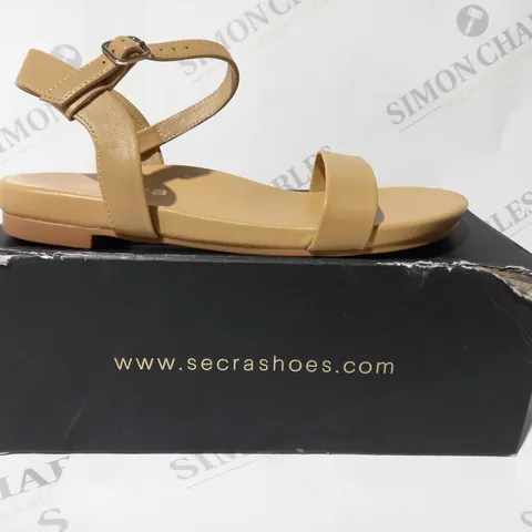 BOXED PAIR OF SÉCRA OPEN TOE SANDALS IN TAN UK SIZE 6