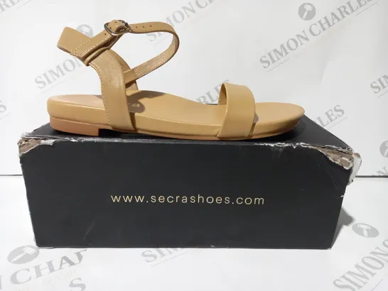 BOXED PAIR OF SÉCRA OPEN TOE SANDALS IN TAN UK SIZE 6