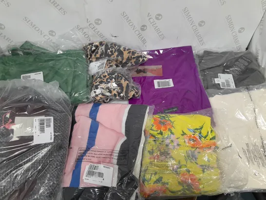 BOX OF APPROXIMATELY 20 VARIOUS CLOTHING ITEMS TO INCLUDE TOPS, DRESSES, AND PONCHOS ETC. 