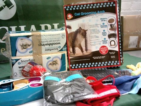 LOT OF ASSORTED PET ITEMS TO INCLUDE CAT GROOMING ARCH, HORSE BRUSHES, WOOD SHAVINGS