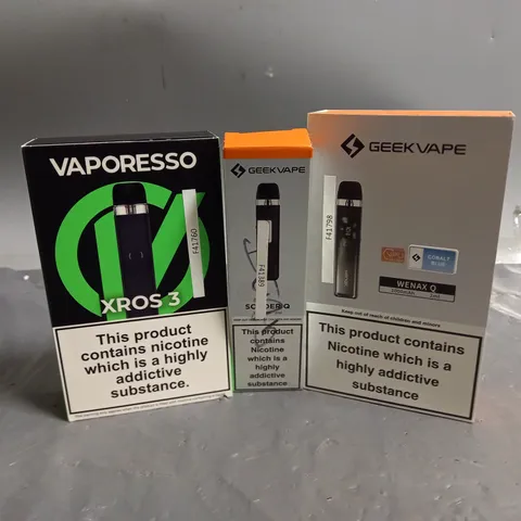 APPROXIMATELY 16 VAPES & E-CIGARETTES TO INCLUDE GEEKVAPE WENAX Q, VAPORESSO XROS 3, GEEKVAPE SONDER Q, ETC