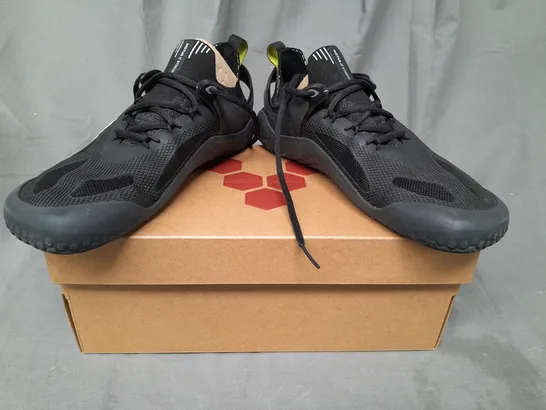 BOXED PAIR OF VIVOBAREFOOT MOTUS STRENGTH SHOES IN BLACK UK SIZE 7