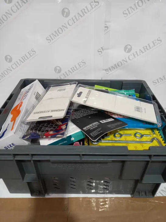 BOX TO CONTAIN APPROX 30 ASSORTED HOUSEHOLD PRODUCTS, INCLUDES NOTE BOOK, VIOLIN SHOULDER REST, HARDWARE ACCESSORIES ETC 