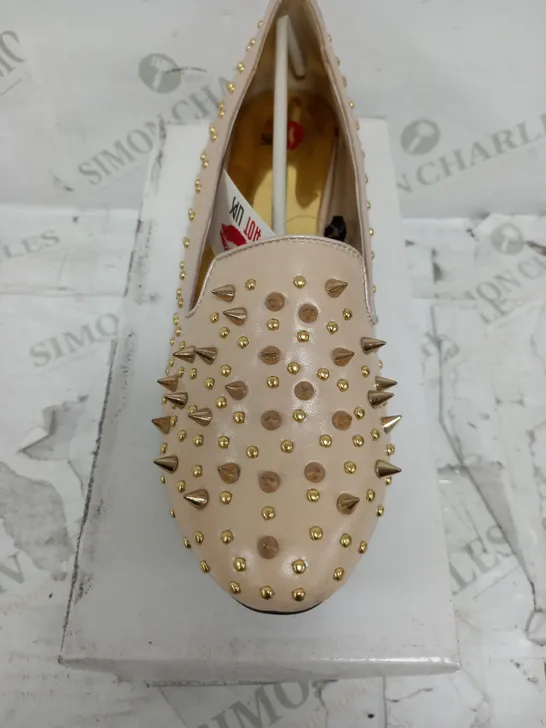 FLAT HEELED CHAMPAGNE SPIKEY GOLD SHOE SIZE 8