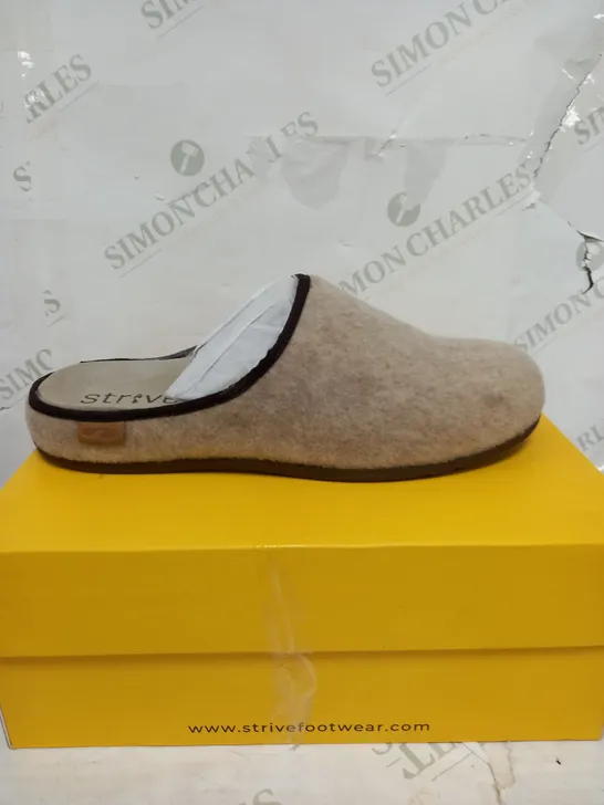 STRIVE SLIPPERS IN OAT - SIZE 8 